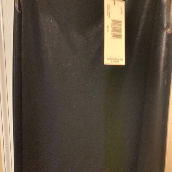 Beautiful black skirt - Picture 3 of 3